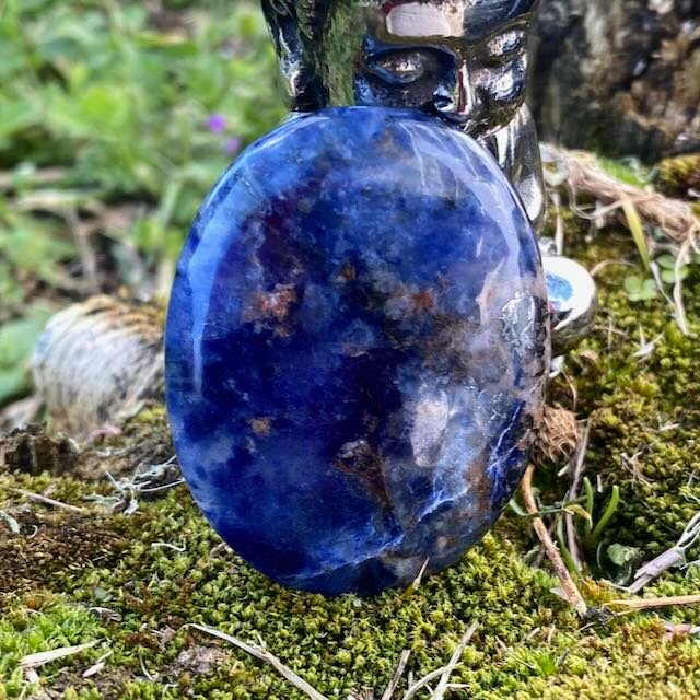 Pierre de pouce en sodalite ergonomique d'un bleue naturelle avec veines blanches de calcite, polissage lisse.