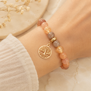 Bracelet Allez de l’avant en labradorite, pierre de soleil et citrine porté au poignet